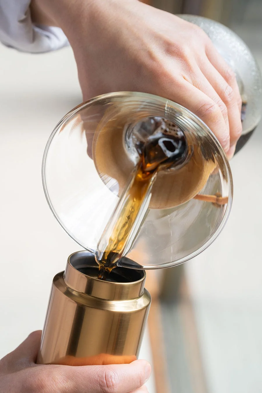コーヒーをボトルに注ぐ様子