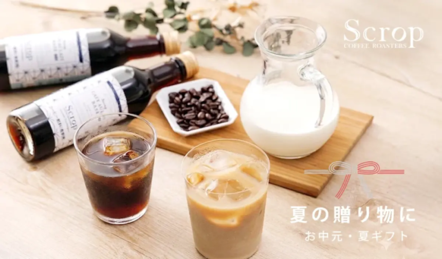Summer gift promotional image for coffee three iced coffees with a milk carafe and coffee beans on a wooden board Japanese text reads 夏の贈り物に