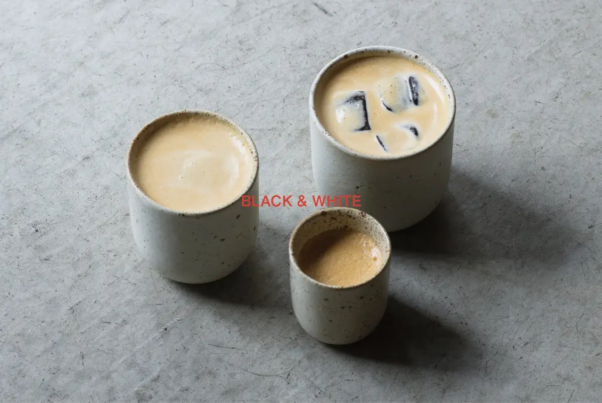 3つの陶器のカップが並ぶ画像