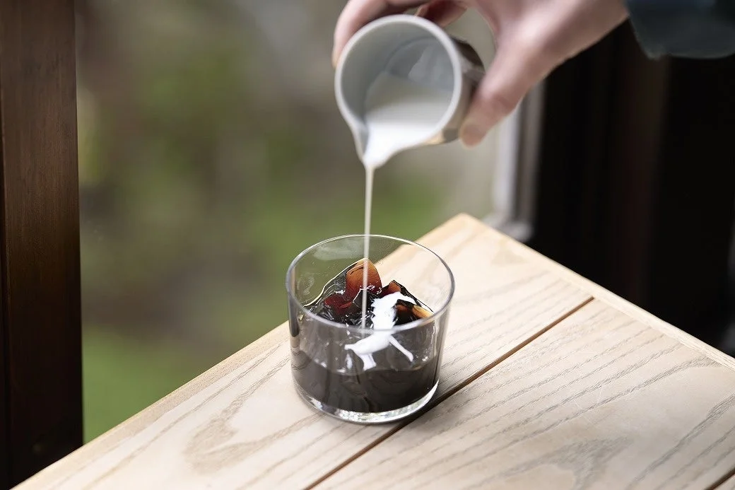 コーヒーゼリーにフレッシュをかける様子
