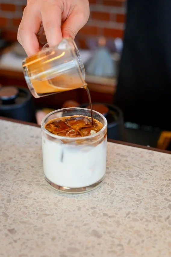 コーヒーを淹れる様子
