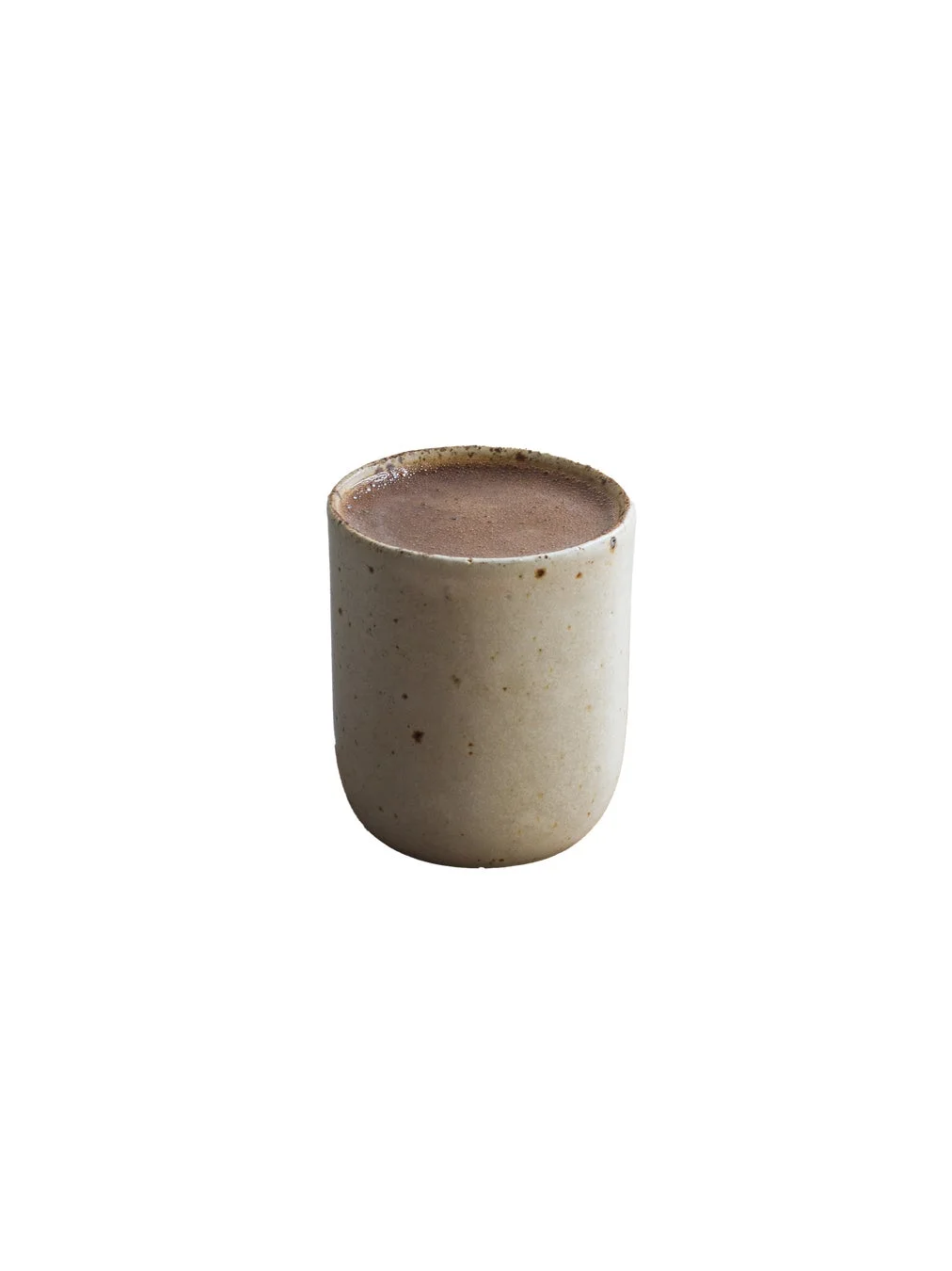 素朴な陶器のカップに入った温かい飲み物