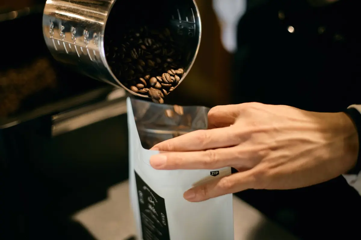 コーヒー豆の袋詰め