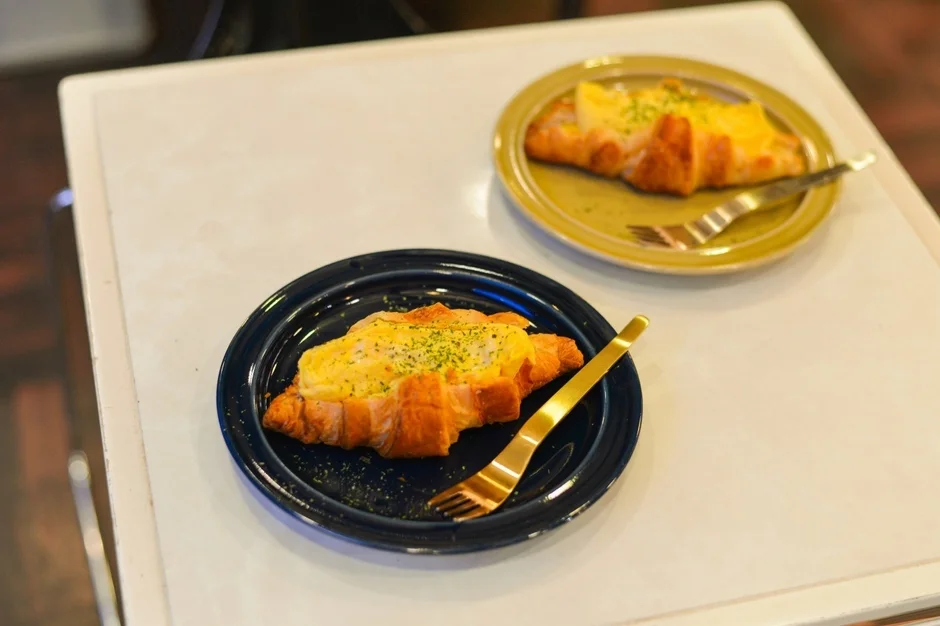 クロワッサンチーズオムレツサンド