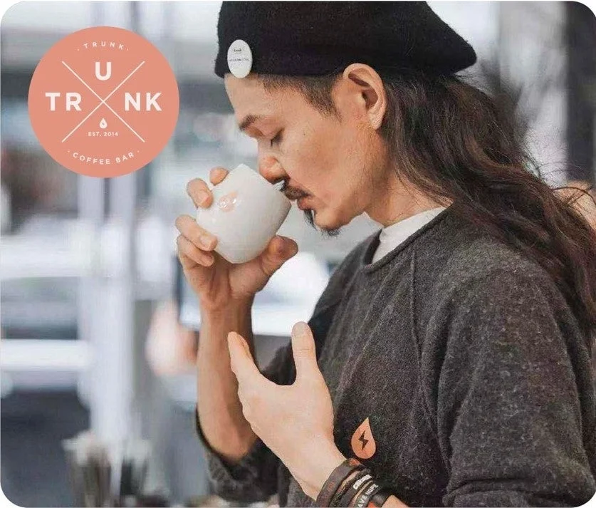 TRUNK COFFEE BARでコーヒーを味わう男性
