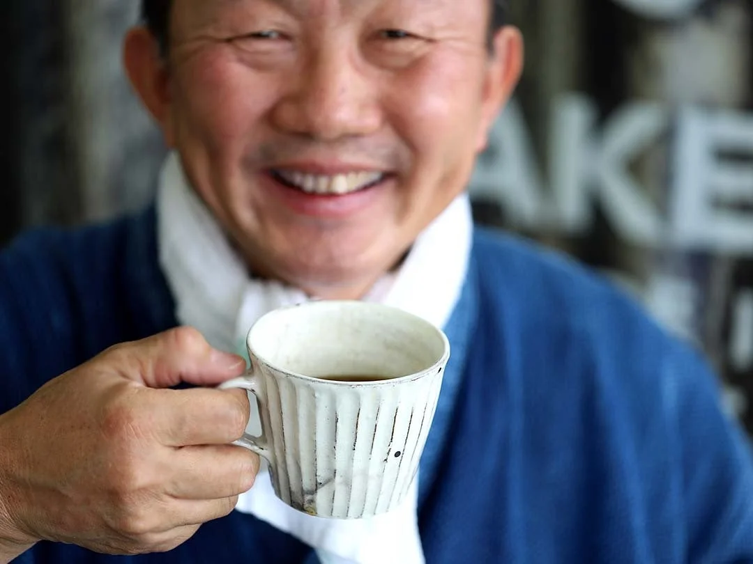 男性がコーヒーカップを持つ
