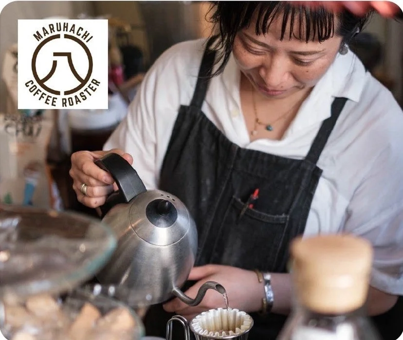 MARUHACHI COFFEE ROASTERでコーヒーを淹れるバリスタ