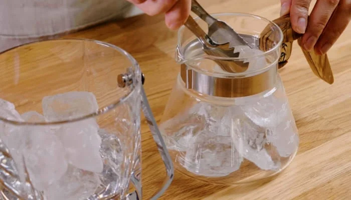 サーバーに氷を入れる様子