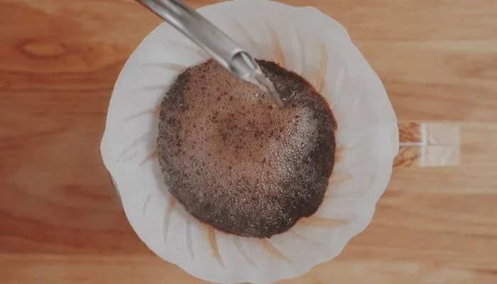コーヒーを蒸らす様子