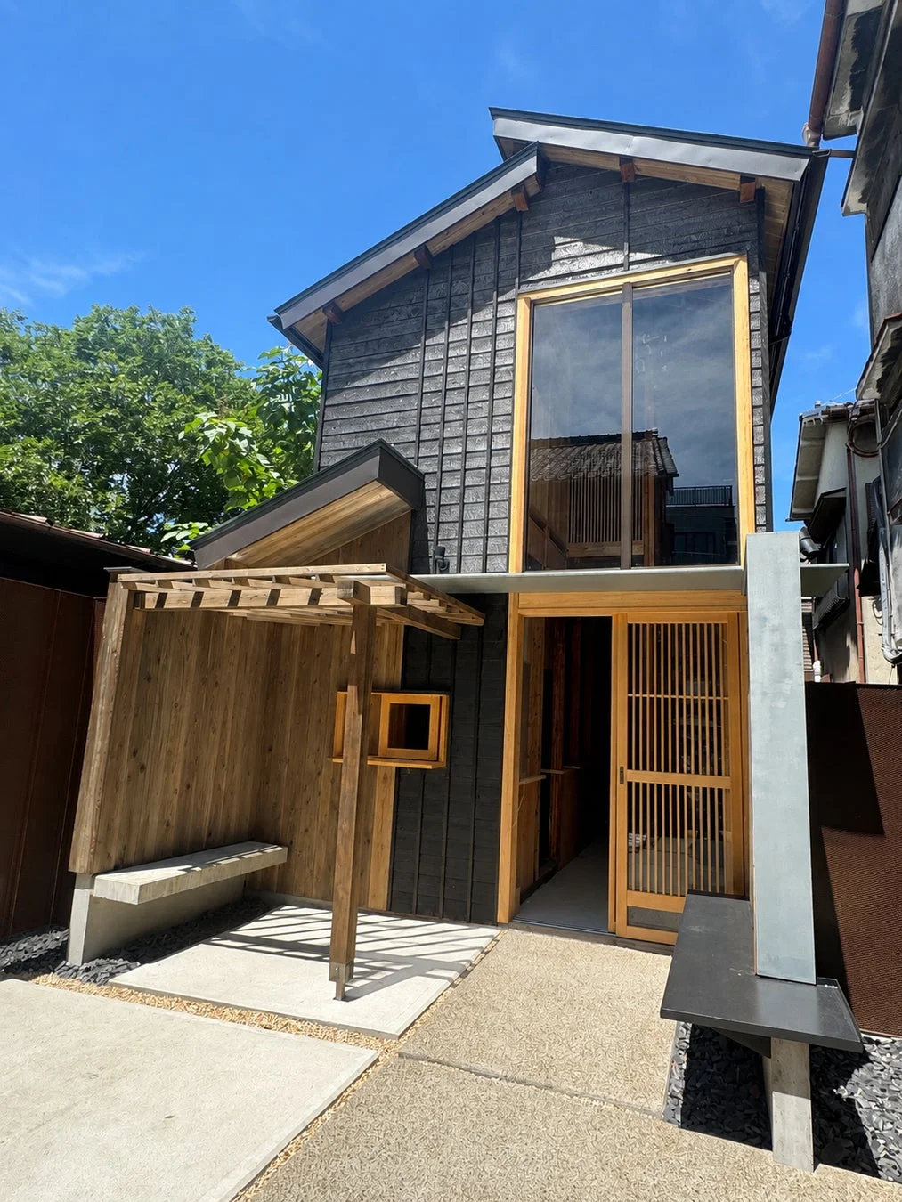 和モダンな店舗外観