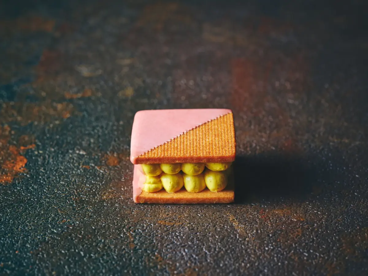 ピンク色のグレーズと網目模様が特徴的な四角い焼き菓子