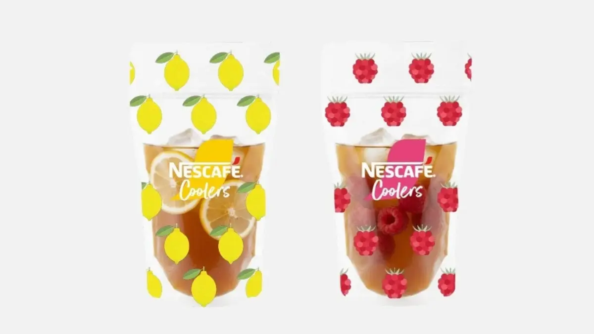 ネスレの「NESCAFÉ Coolers」ブランドのレモンとラズベリー味のアイスティー2種類が写っています。透明なパウチに入っており、氷とフルーツが確認できます。爽やかな夏の飲み物を連想させます。