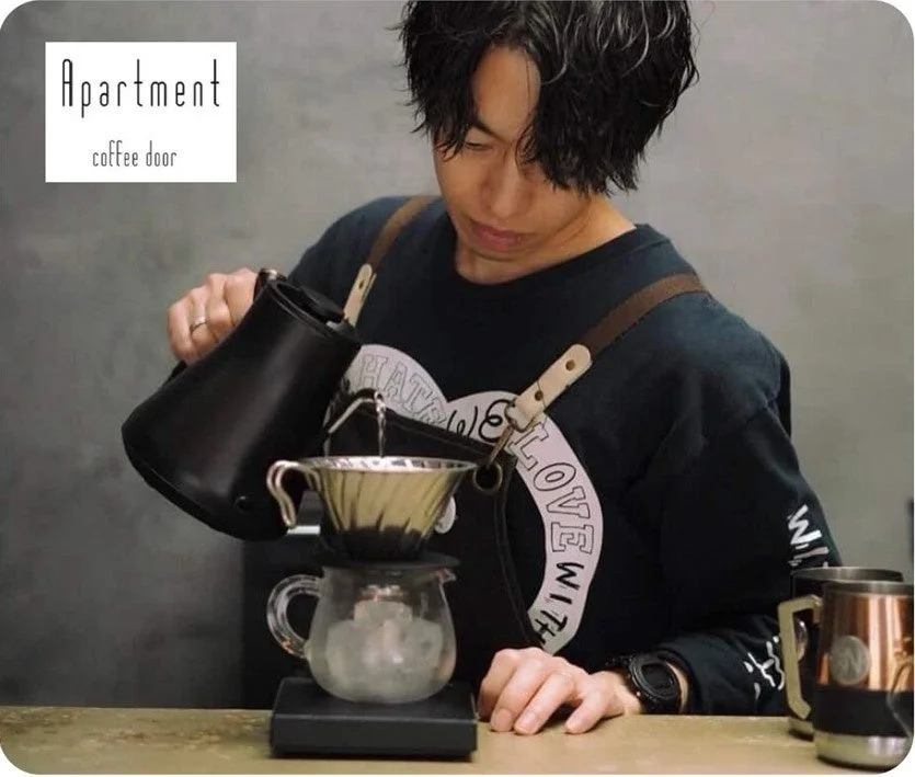 Apartment coffee doorでアイスコーヒーをドリップする男性