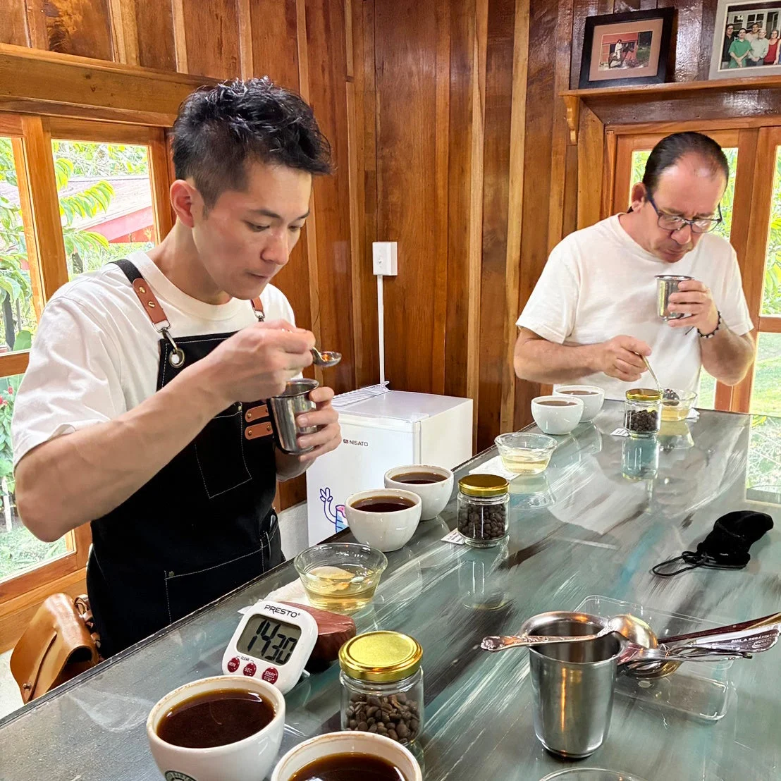 コーヒーをテイスティングする千田サイフォニスト