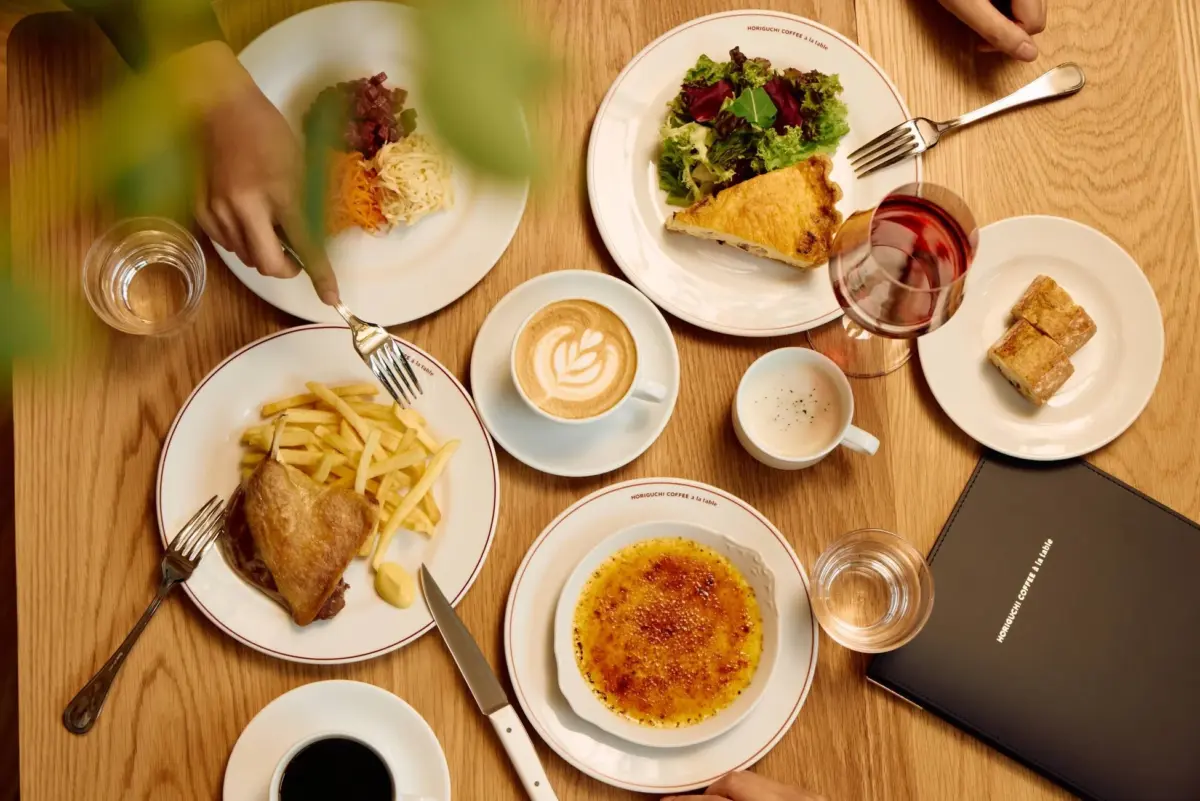 HORIGUCHI COFFEE à la tableでの食事風景