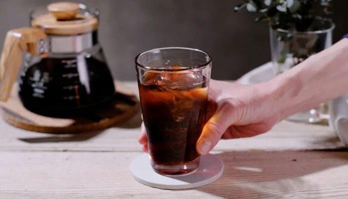 完成したアイスコーヒーをグラスに注ぐ様子