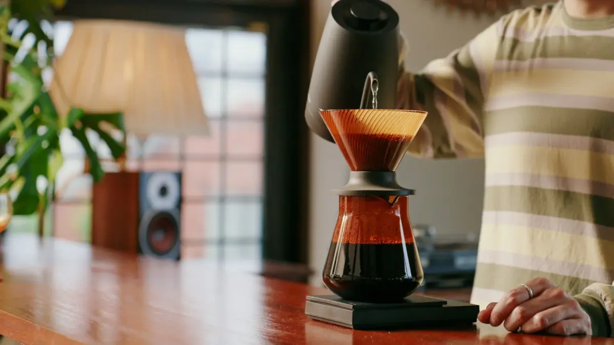 ハンドドリップでコーヒーを淹れる様子