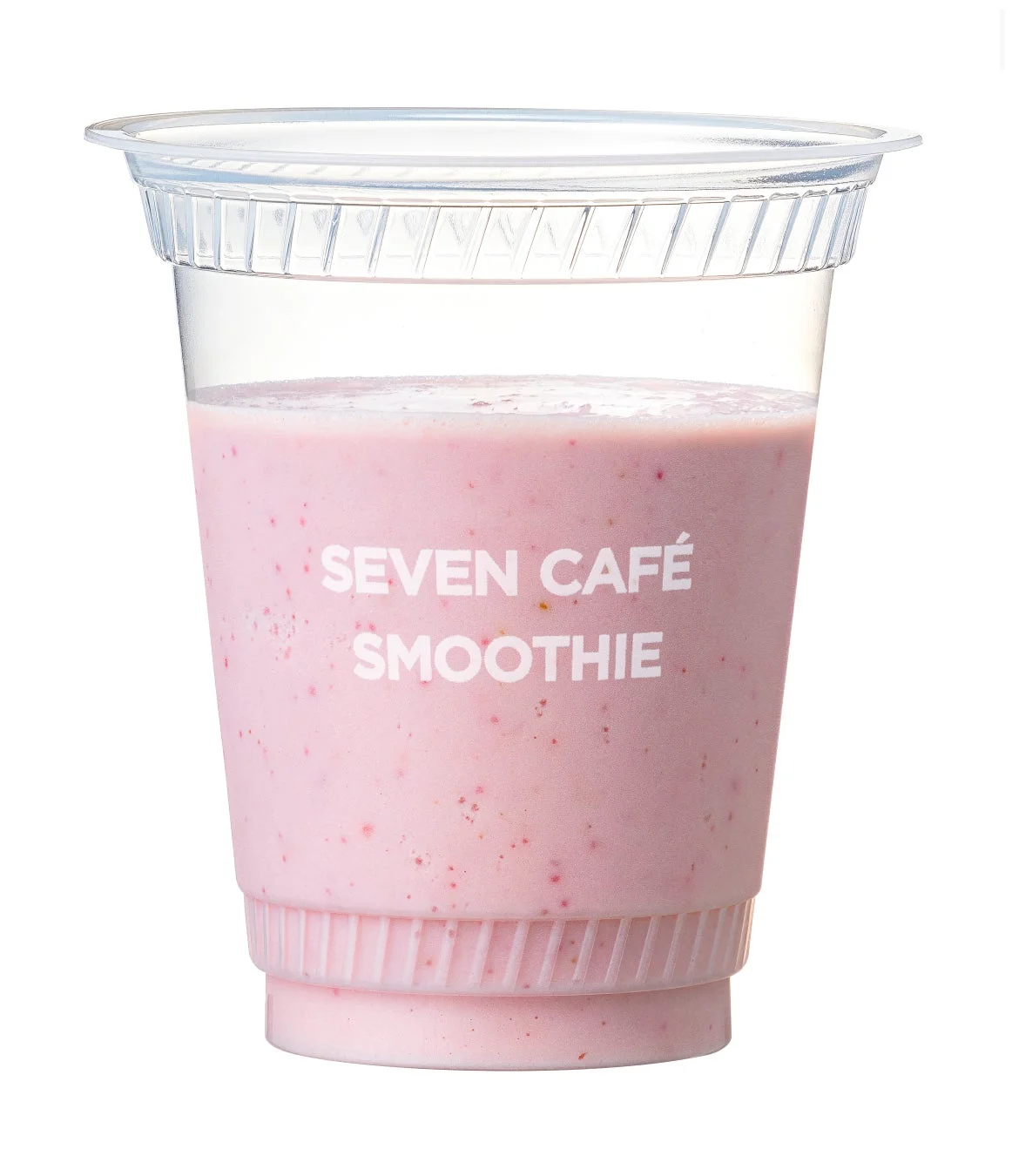 白い背景に置かれた透明なカップに入ったピンク色のスムージーです。カップには「SEVEN CAFÉ SMOOTHIE」と書かれており、イチゴのような果肉の粒が見えます。清涼感のあるデザートドリンクとして提供されている様子が伺えます。