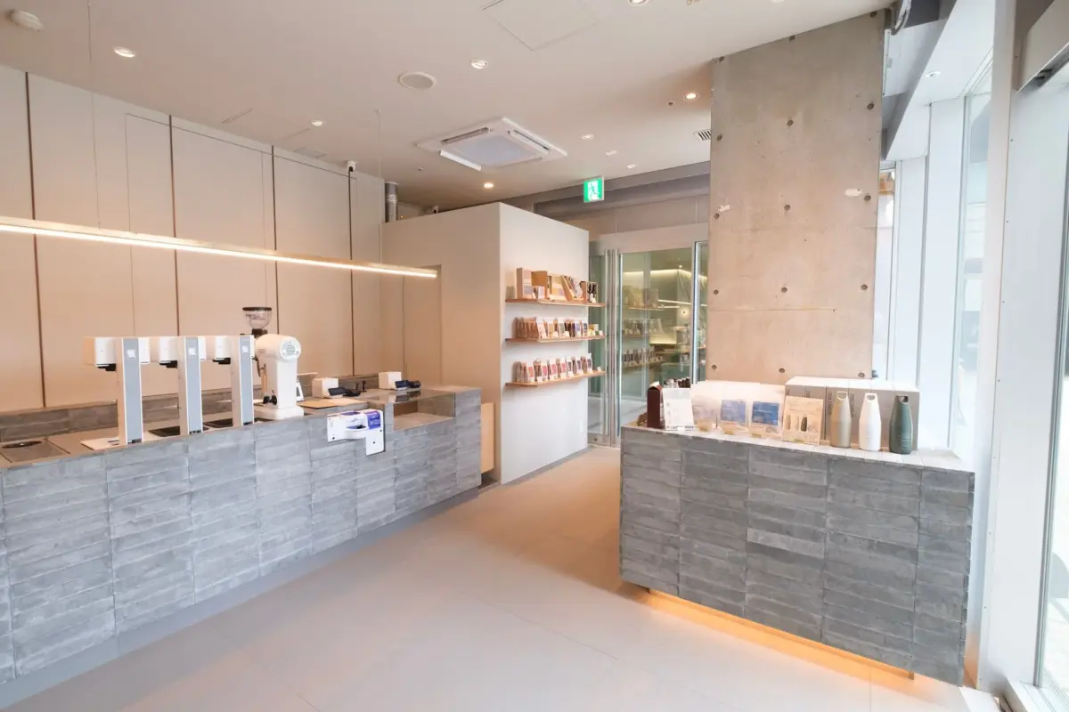 モダンでミニマリストなカフェまたはショップの店内