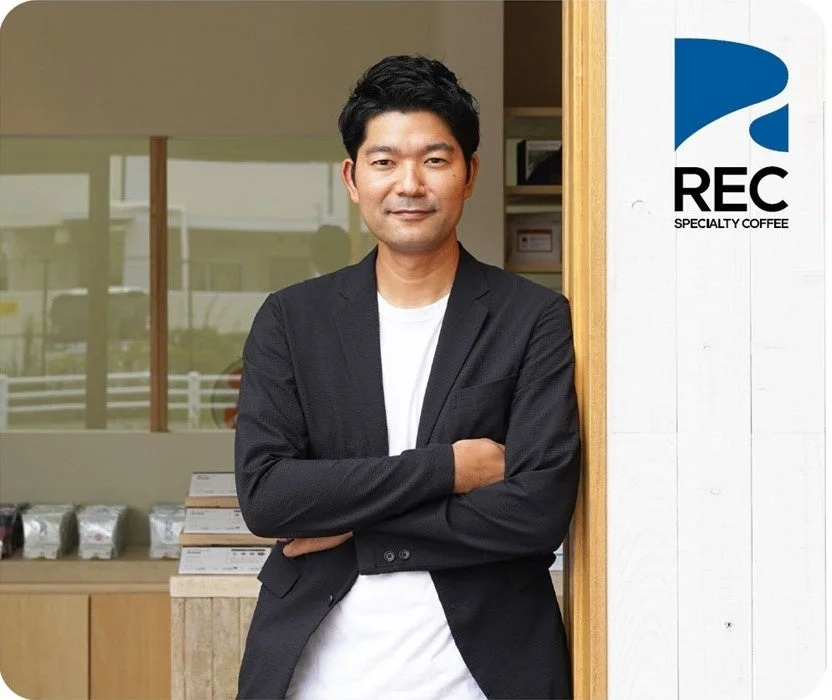 REC SPECIALTY COFFEEのロゴと男性