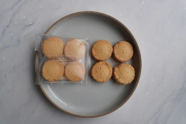 個包装されたクッキーと、裸のクッキーが並べられた皿