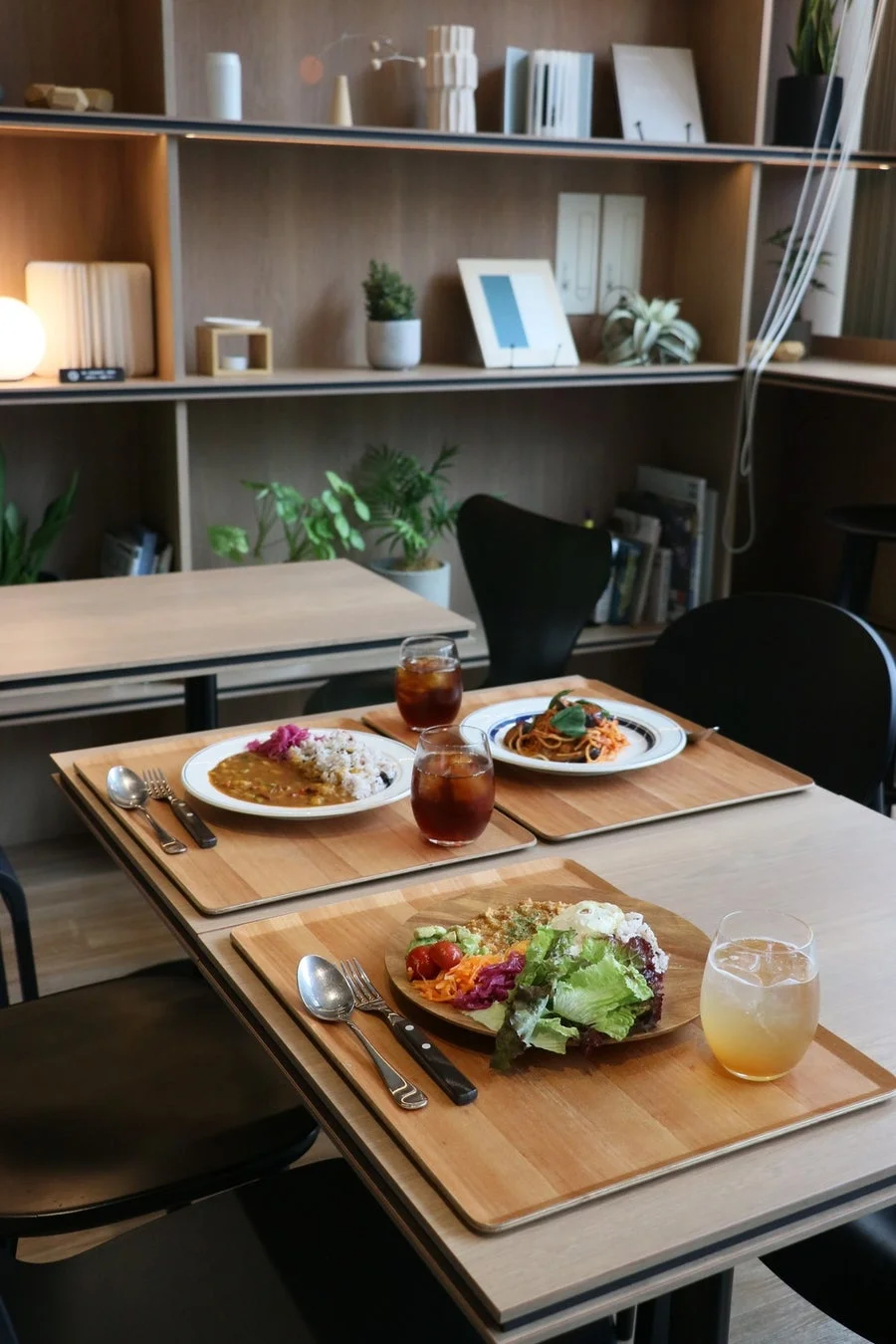 カフェの店内で提供される食事