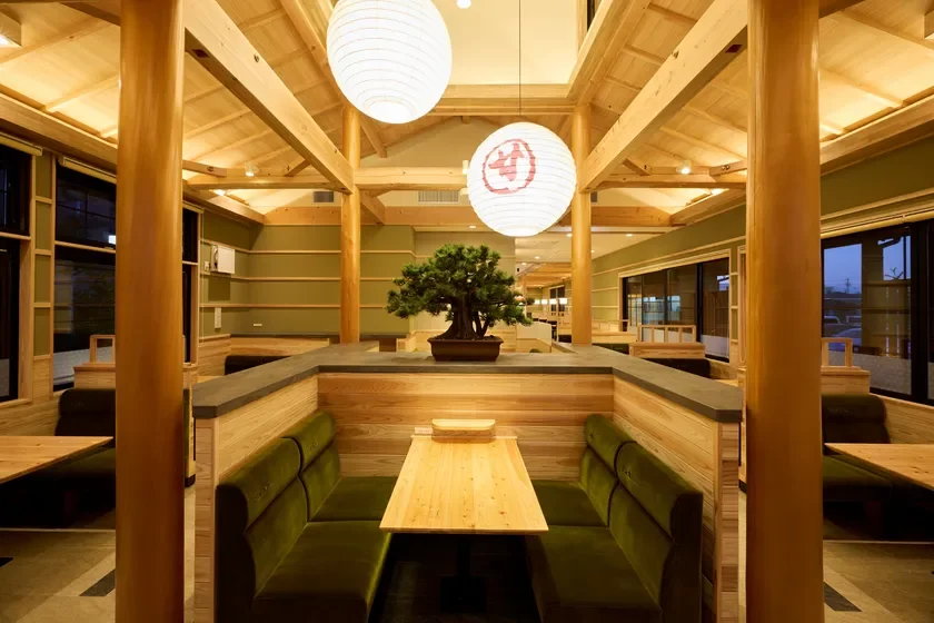 お抹茶色のソファ、木を多用した店内(内観イメージ／本店)