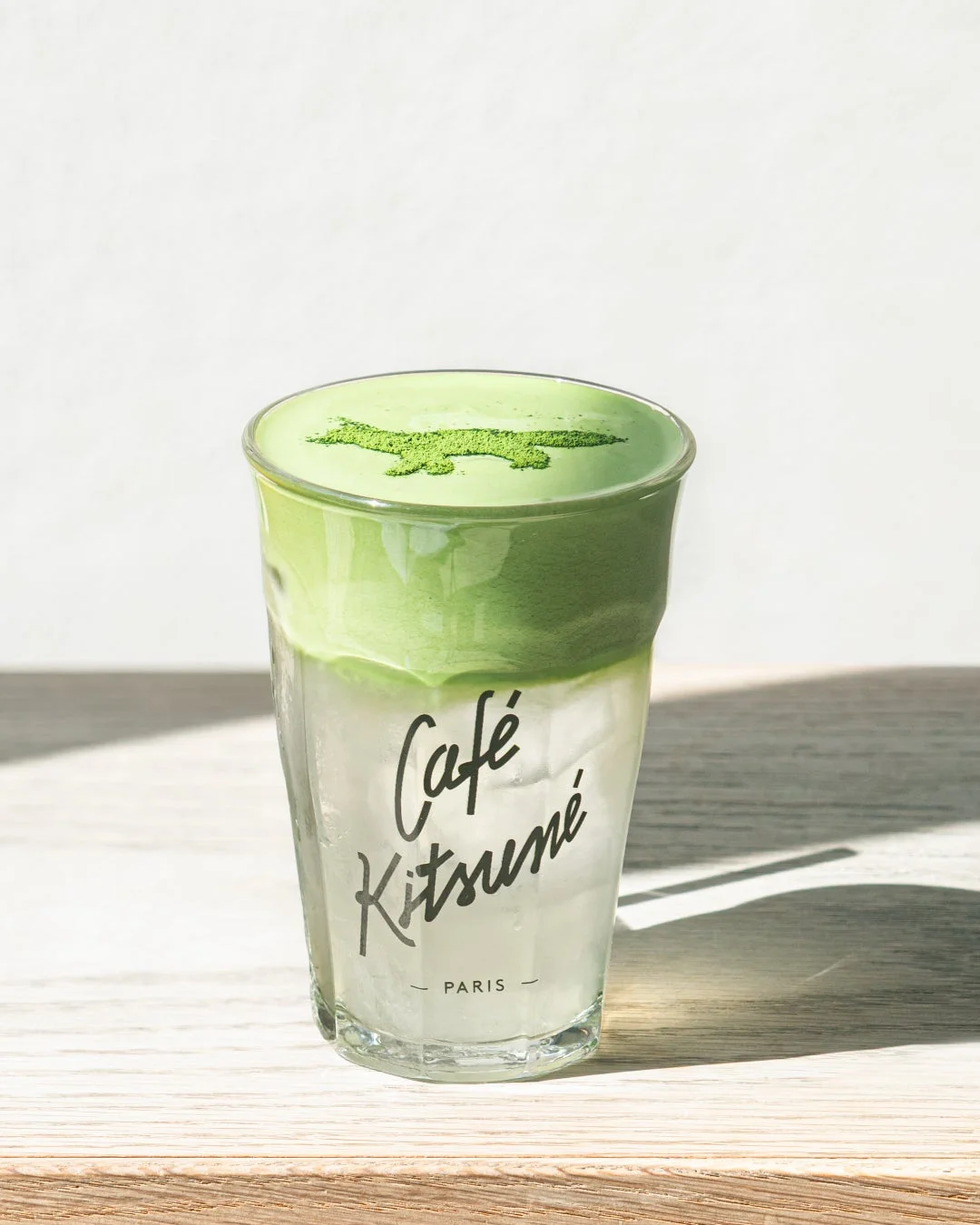 緑色の抹茶フォームと氷が入ったドリンク