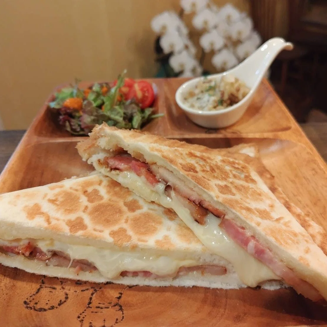 とろけるチーズとベーコンが挟まったホットサンド