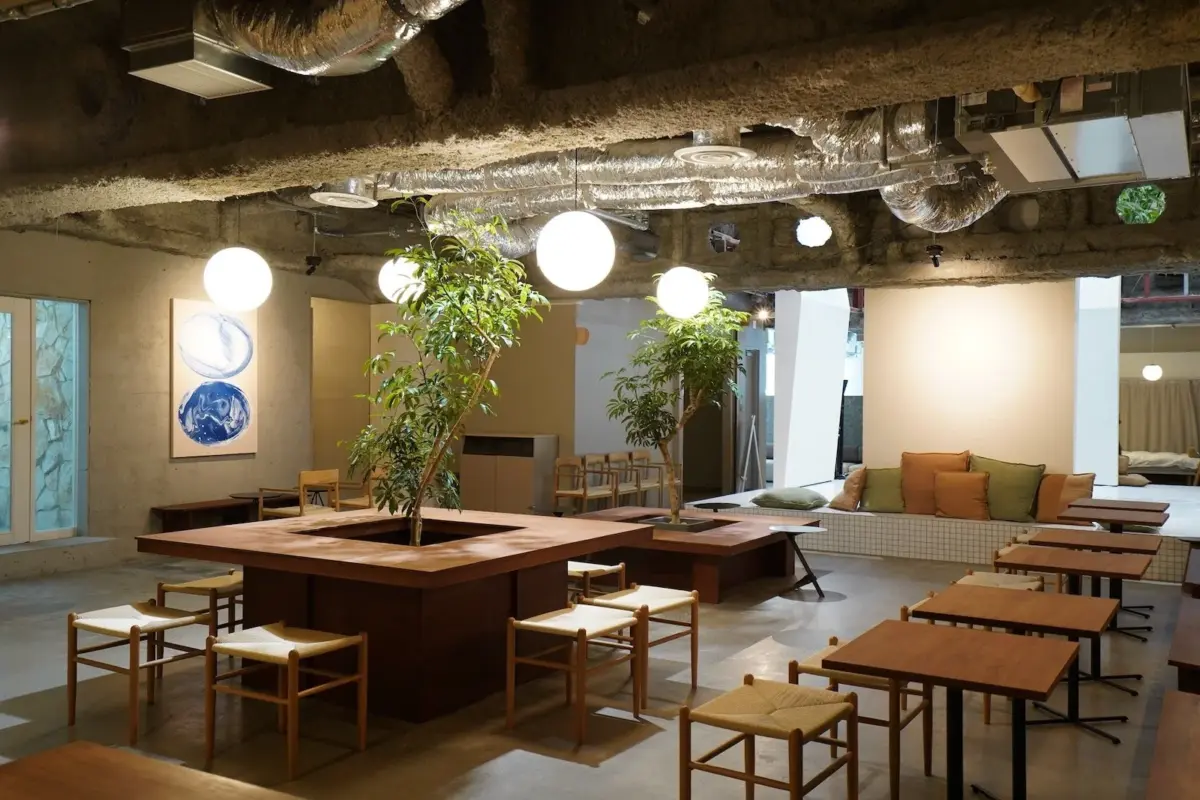 モダンで広々としたカフェのような空間