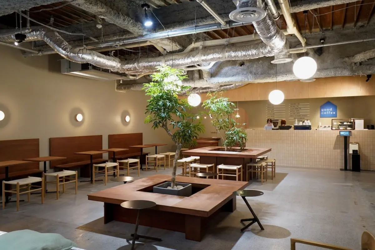 モダンで広々としたカフェの店内風景