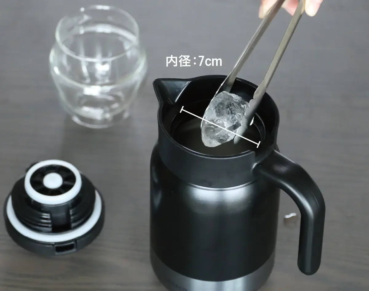 保温ポットに氷を入れる様子
