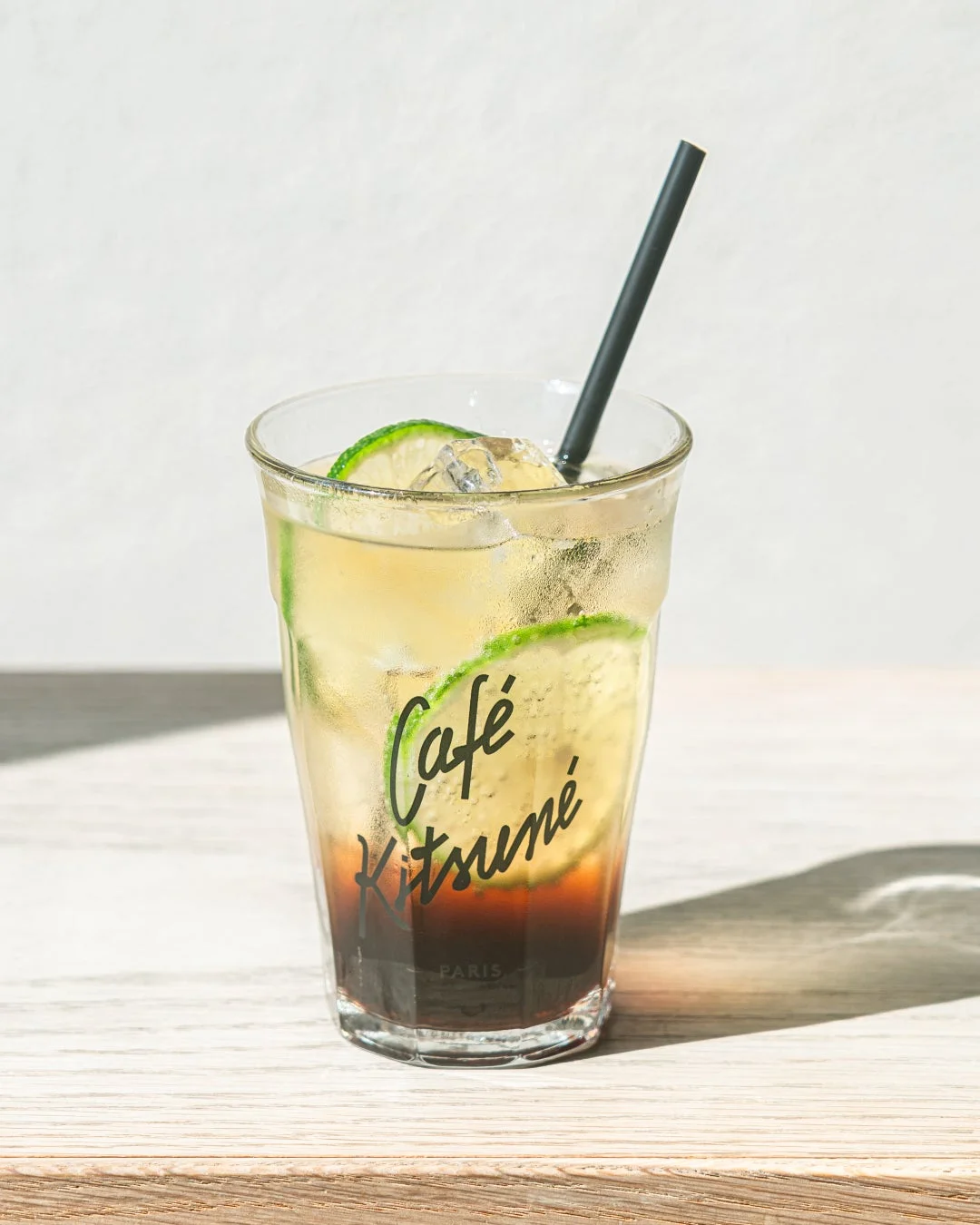アイスコーヒーとライムの爽やかなドリンク