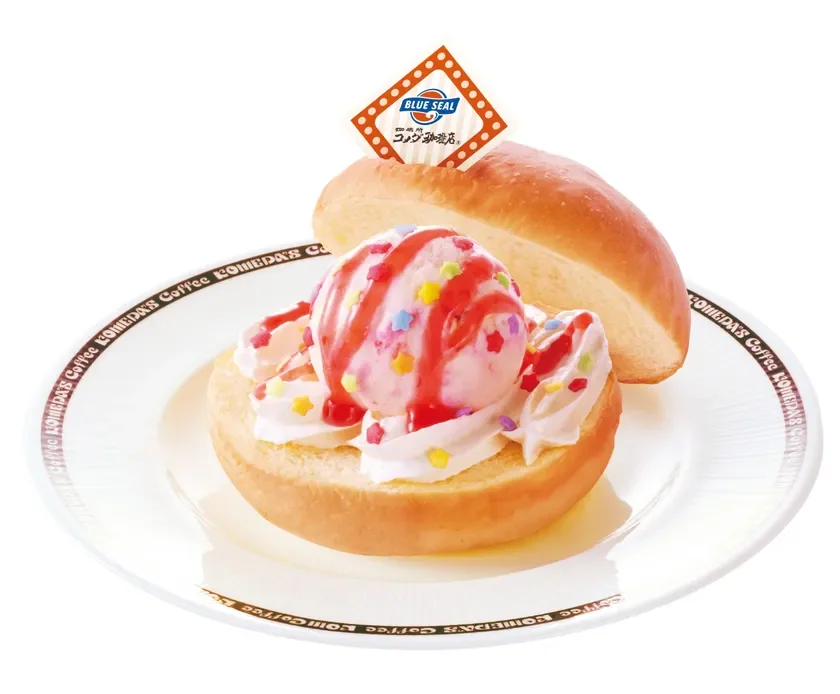 コメダ珈琲店のパンにブルーシールのアイスクリームとホイップクリーム、カラフルなスプリンクルがトッピングされたコラボデザート。イチゴソースがかかっており、甘くて美味しそうな一品です。