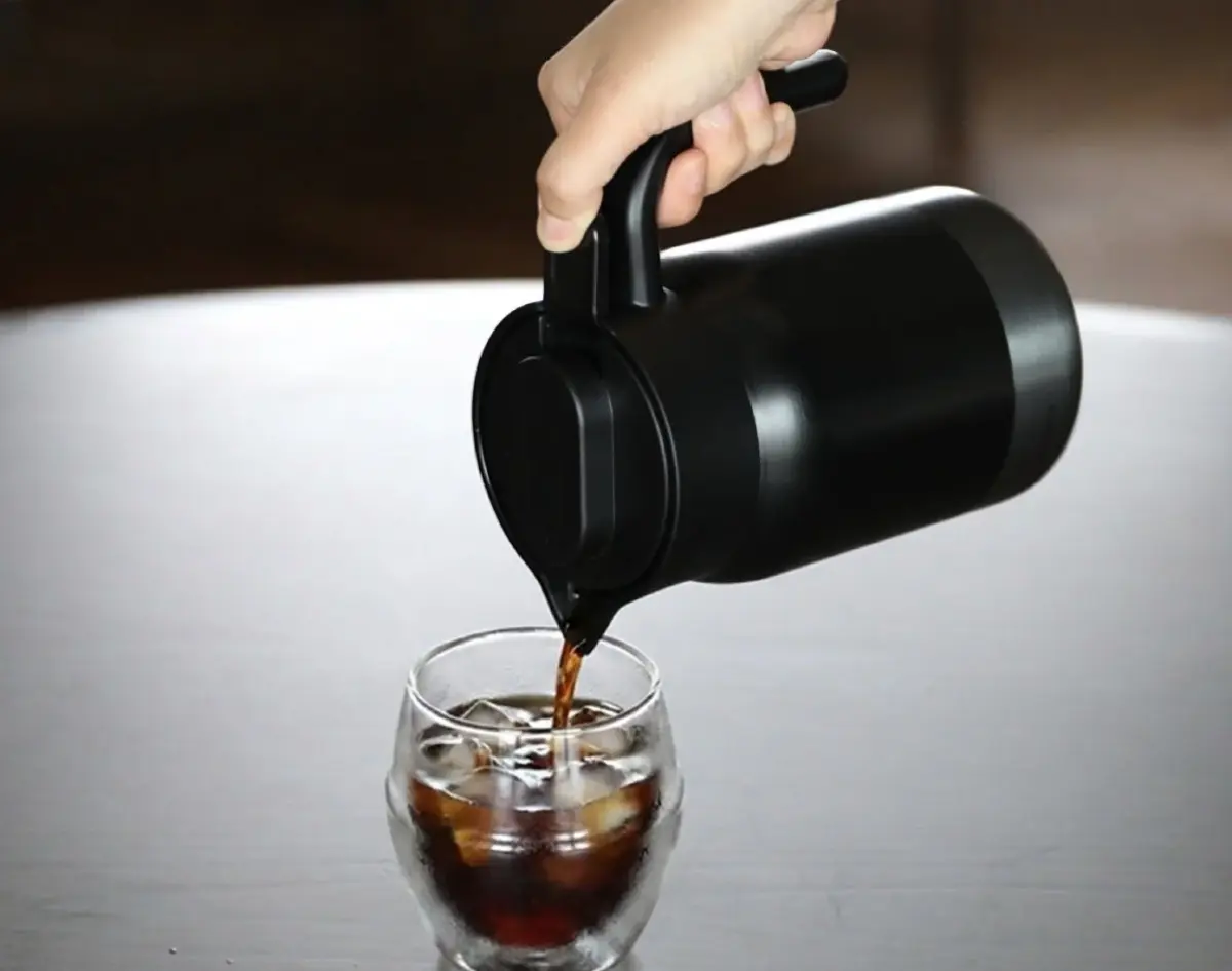 ピッチャーからアイスコーヒーを注ぐ様子