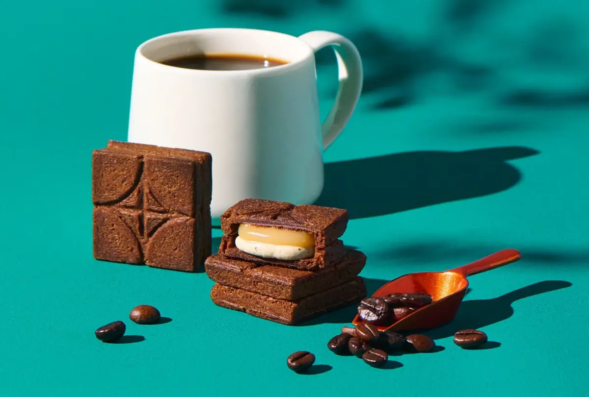 カットされたコーヒーサンドとマグカップ