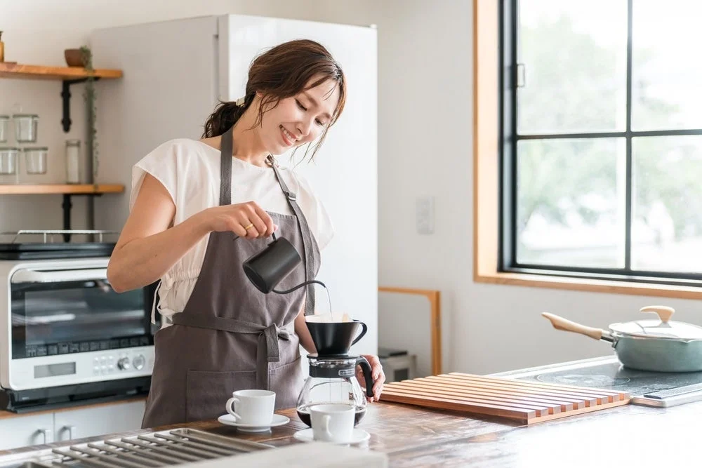 女性がコーヒーを淹れている様子