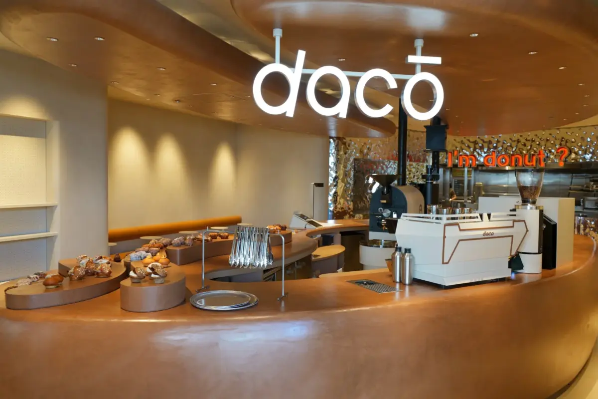 「dacō」のカフェスペースとドーナツカウンター