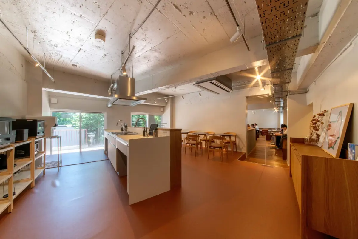 モダンで開放的なキッチン付きカフェ・ワークスペースの室内風景