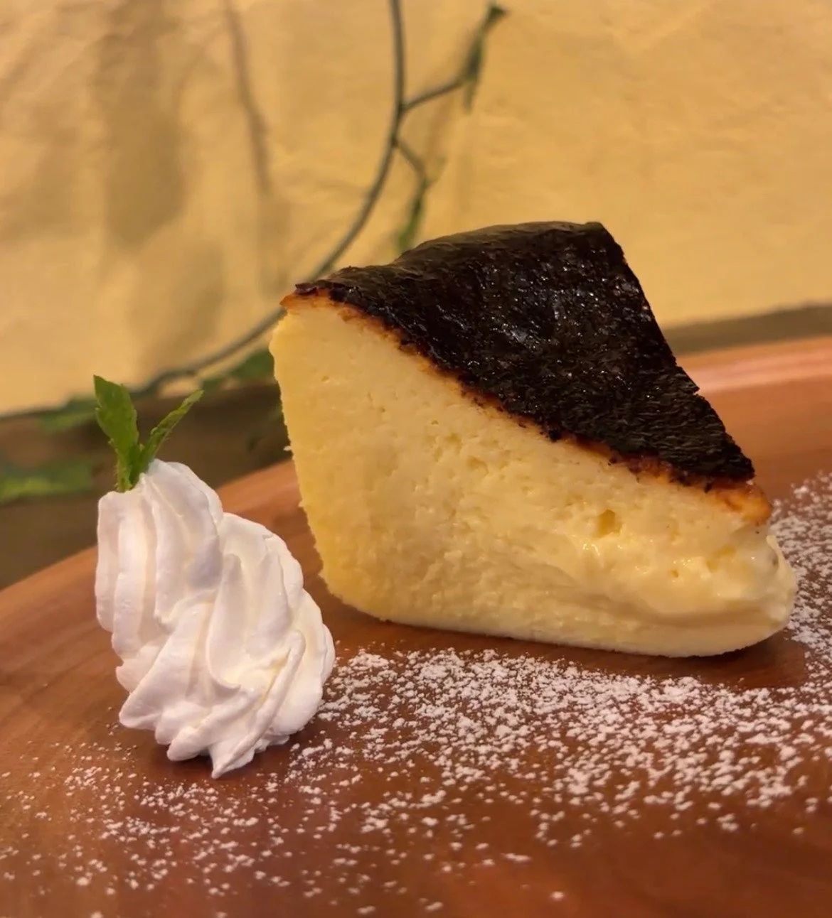 焦げ目が特徴的なバスクチーズケーキ