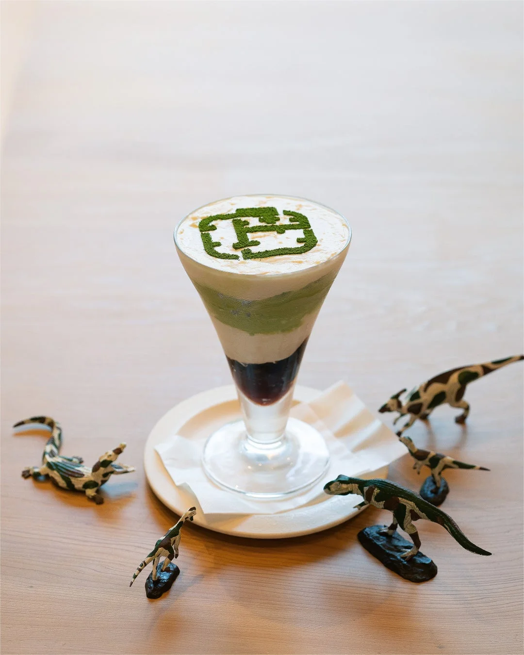 恐竜フィギュアが飾られた抹茶パフェ