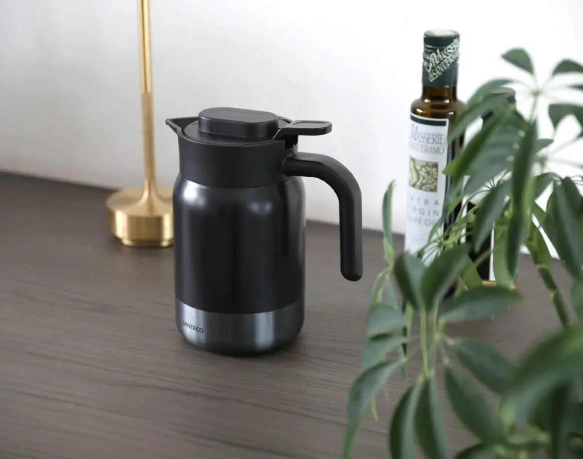 木製テーブルに置かれた魔法瓶と植物