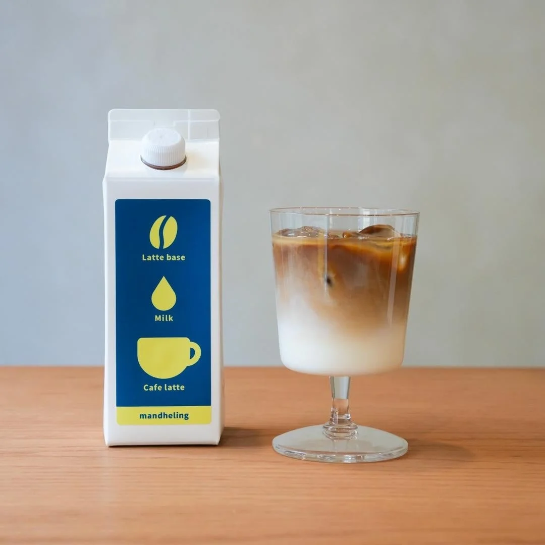 無糖マンデリンカフェラテベースの白いパックとアイスカフェラテのグラス