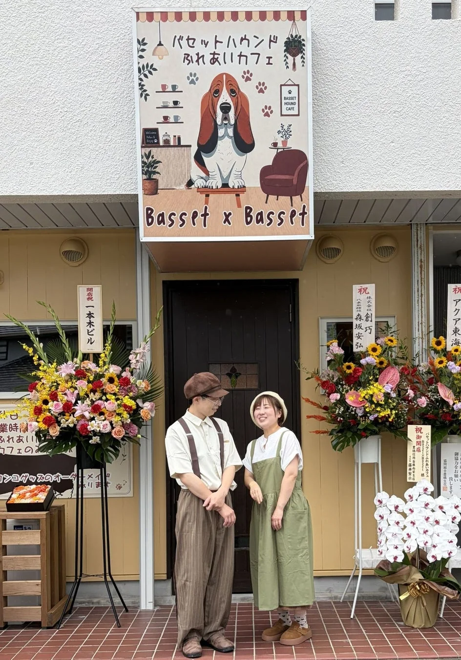バセットハウンドふれあいカフェの開店を祝う様子