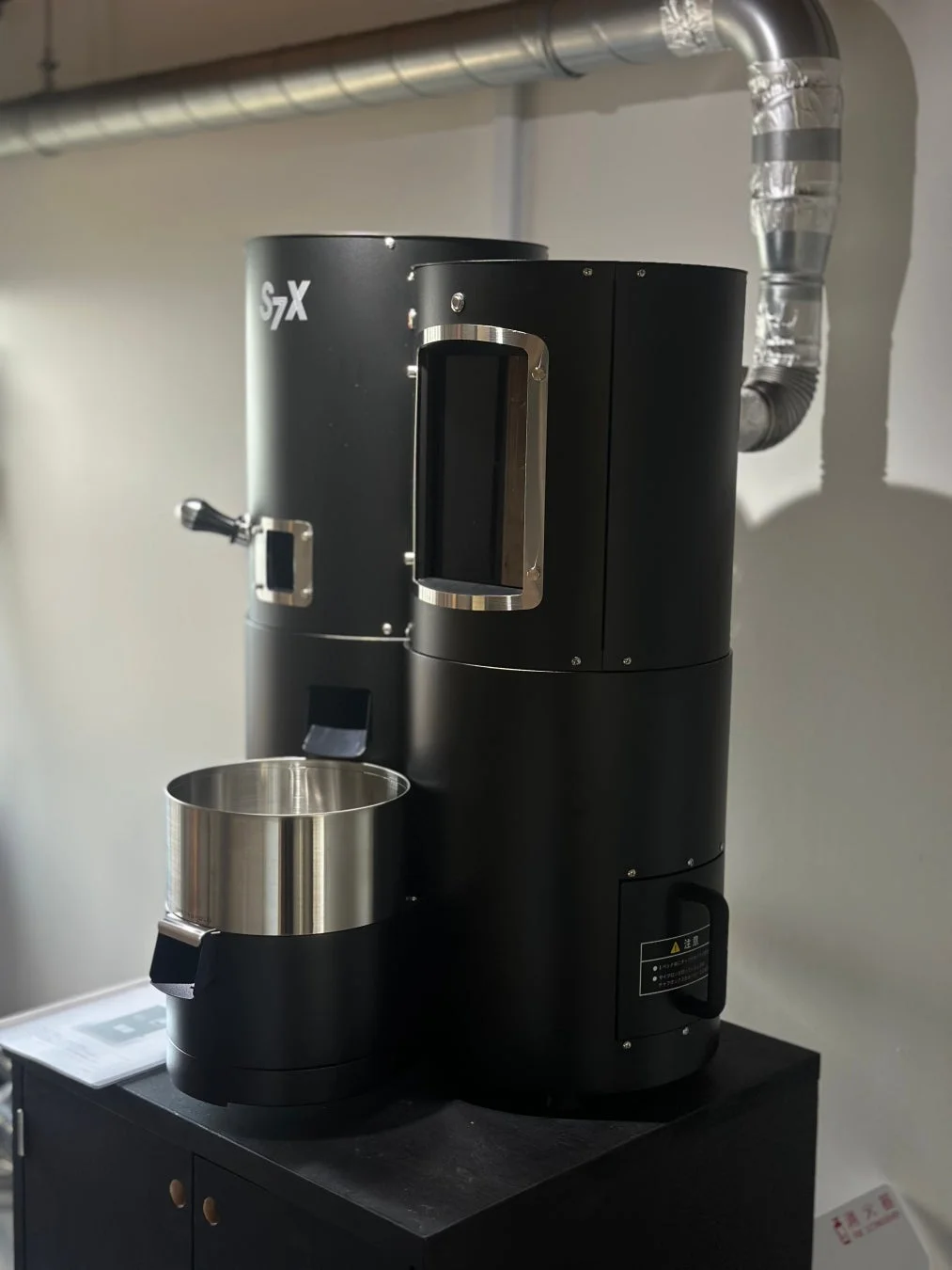 黒い業務用コーヒー焙煎機