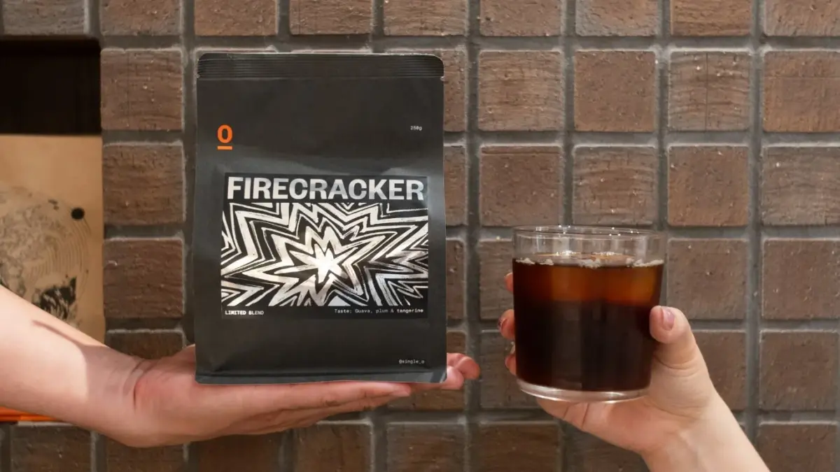 FIRECRACKERのコーヒー豆とアイスコーヒー