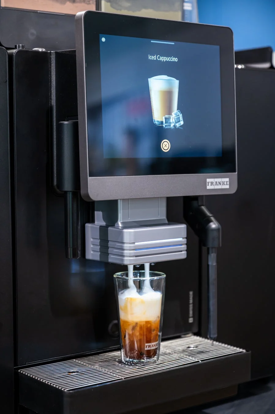 全自動コーヒーマシンがアイスカプチーノを抽出