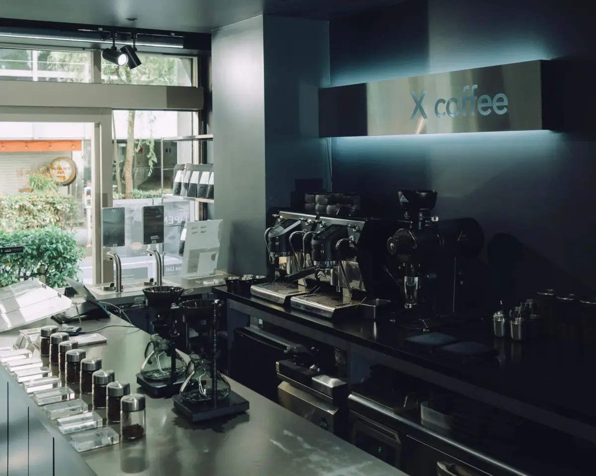 モダンなコーヒーショップ「X coffee」の店内