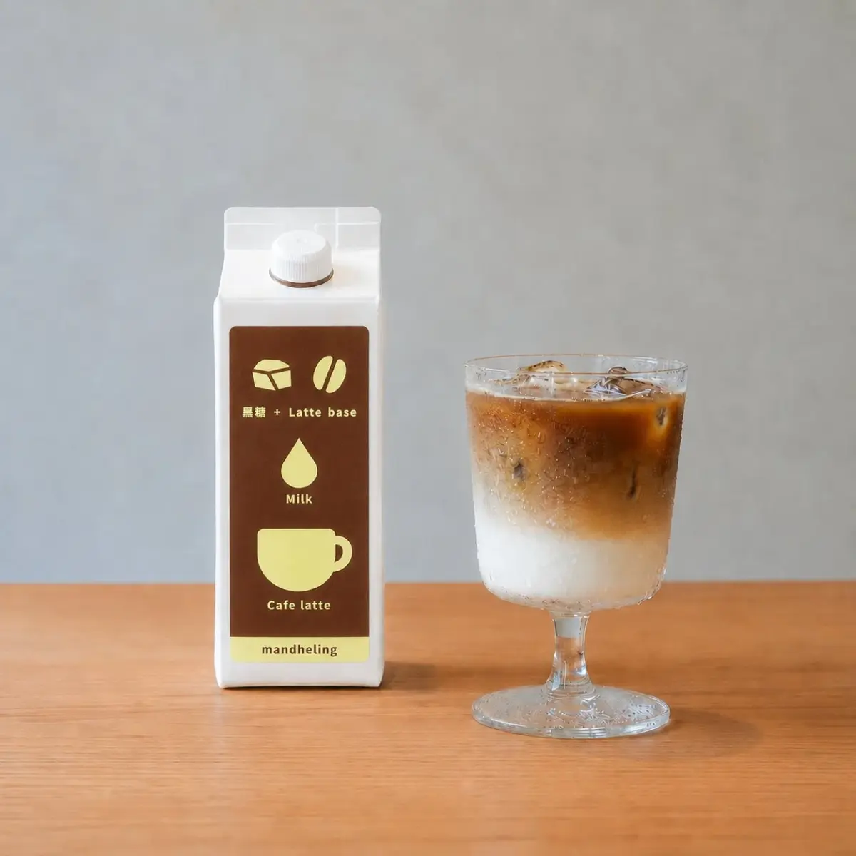 黒糖カフェラテベースのボトルとアイスカフェラテのグラス