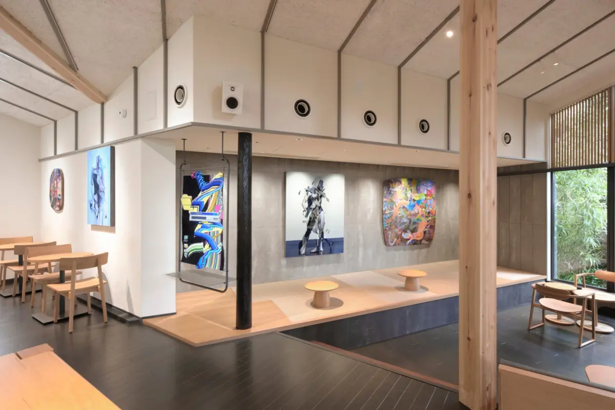 現代アート作品が展示されたモダンな空間